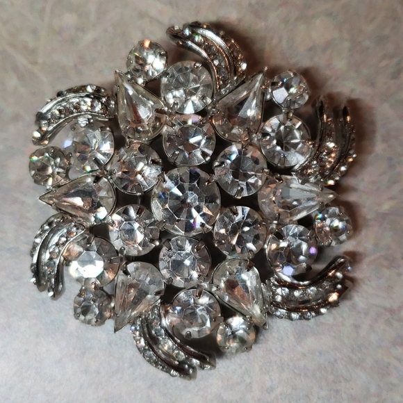 Beautiful crystal brooch - Picture 2 of 5